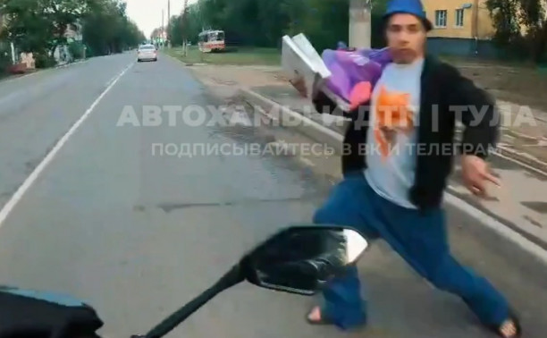 В Туле пешеход-нарушитель пытался напугать мотоциклиста: видео