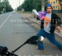В Туле пешеход-нарушитель пытался напугать мотоциклиста: видео