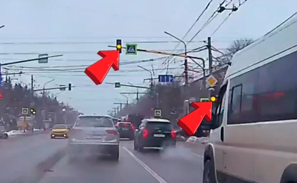 На пр. Ленина водители решили, что им можно на желтый и красный