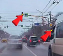 На пр. Ленина водители решили, что им можно на желтый и красный