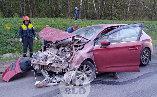 На трассе М2 в Туле Citroën жестко «догнал» микроавтобус