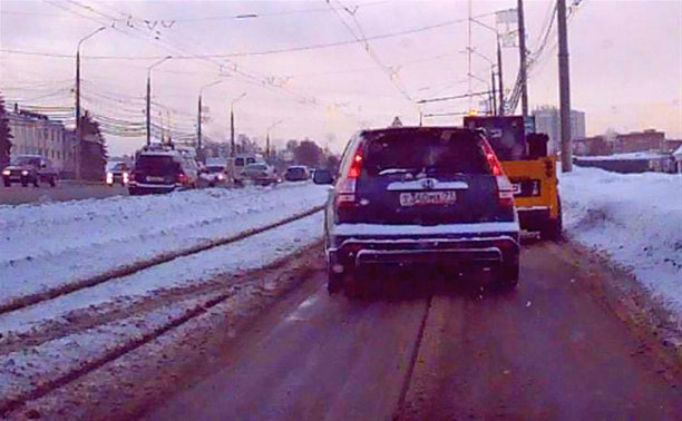 «Накажи автохама»: двое обогнали неторопливый мини-погрузчик по встречным трамвайным путям