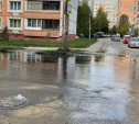 На ул. Степанова из канализационного люка бьёт фонтан
