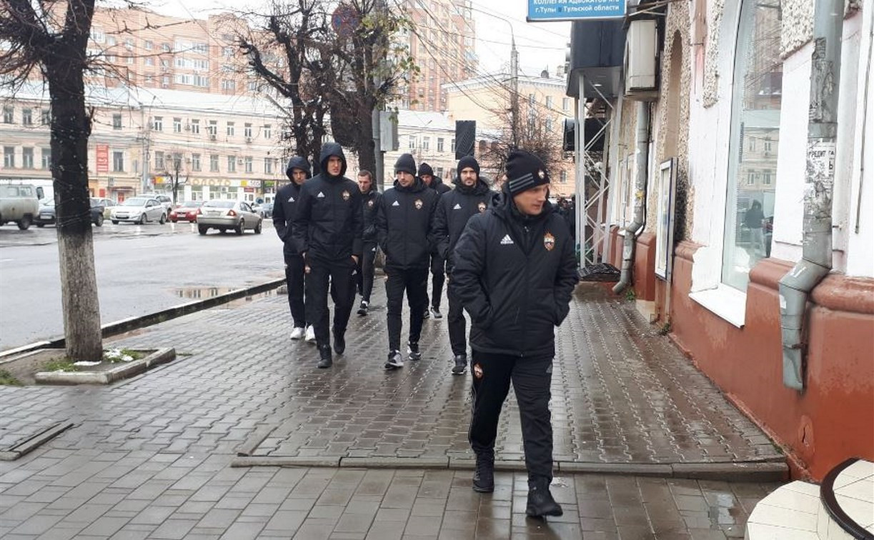 Футболисты ЦСКА прогулялись по Туле