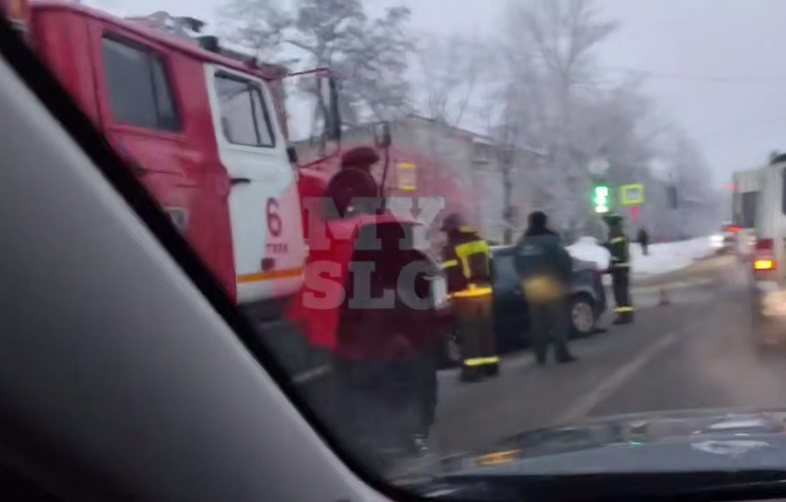 В Туле на перекрёстке Кутузова и Волкова жестко столкнулись два автомобиля