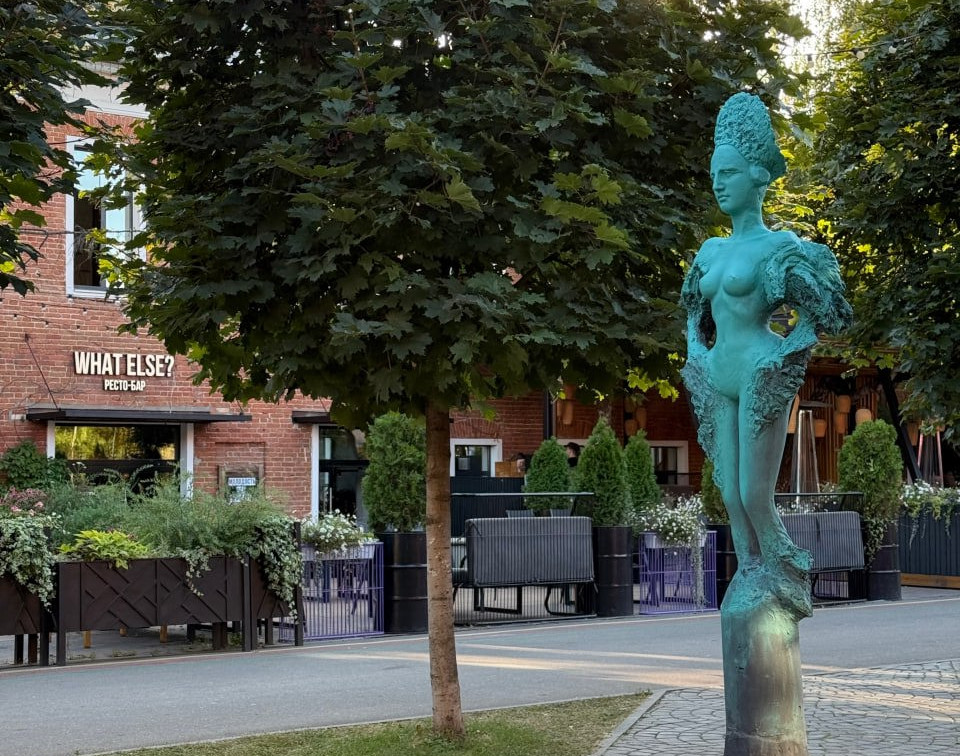 Сестра «Розовой Ники»: в Туле на «Искре» появилась новая скульптура художника Романа Устименко