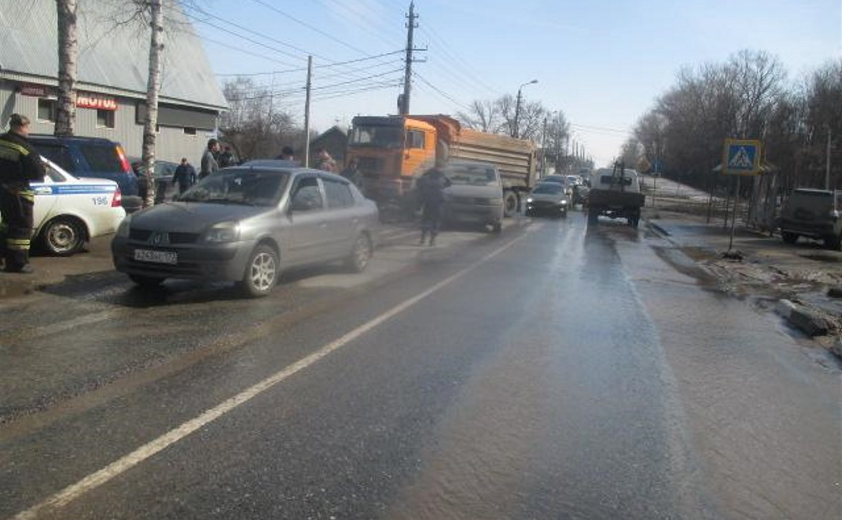 В Туле в тройном ДТП на улице Кутузова пострадал мужчина