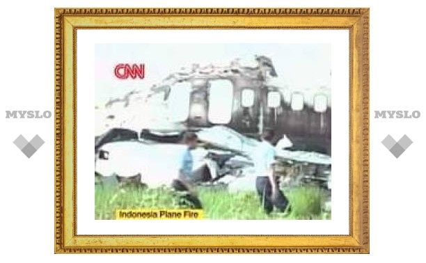 На борту разбившегося в Индонезии самолета находились 140 человек