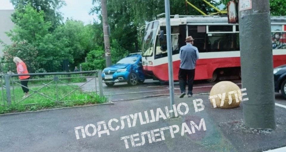 Легковушка и трамвай столкнулись на Фридриха Энгельса в Туле