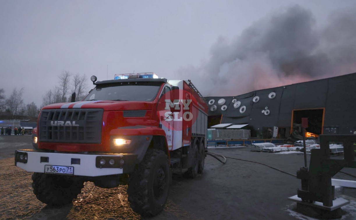 Спасатели ликвидировали открытое горение на месте крупного пожара в Щекино