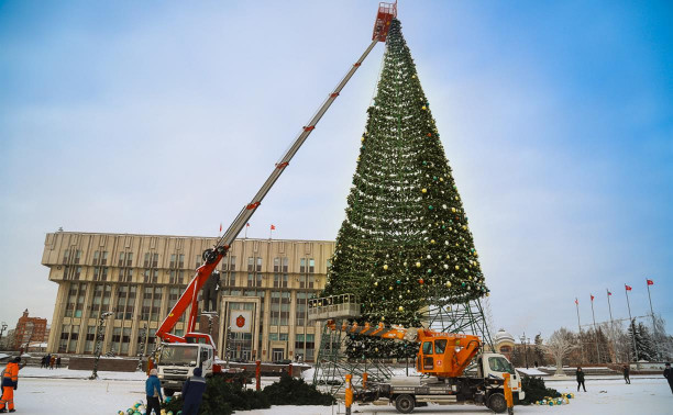 В Туле на площади Ленина разбирают главную новогоднюю ёлку