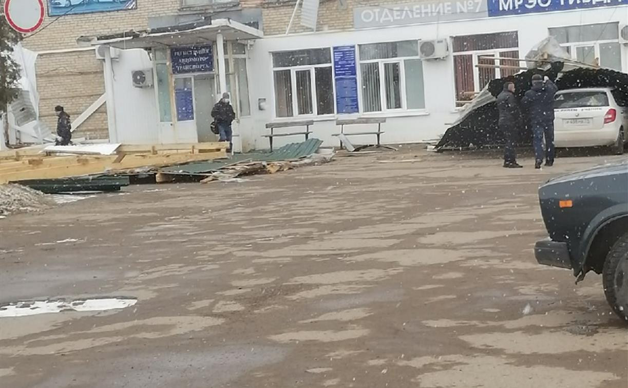 В Тульской области со здания МРЭО ветром снесло крышу: видео