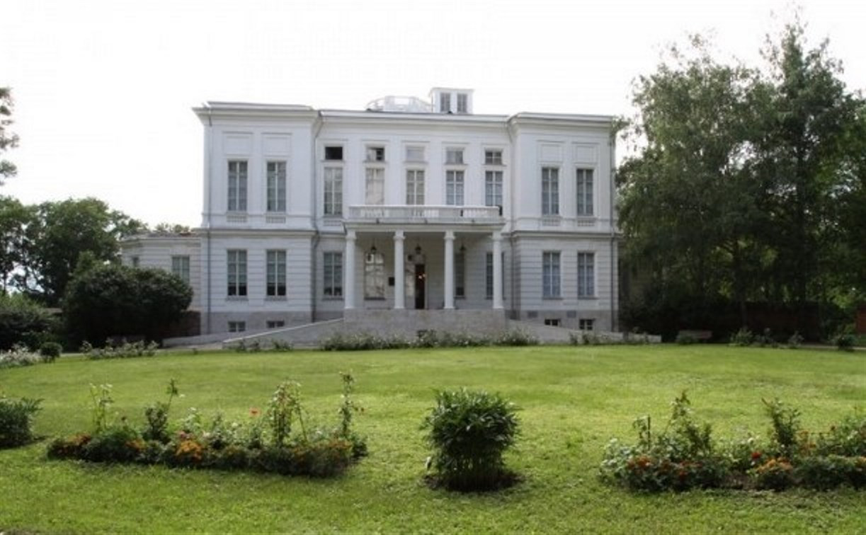 В течение августа отреставрируют фасад Дворца-музея Бобринских