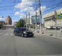 «Накажи автохама»: водитель Toyota Camry изобрел новый способ езды по ул. Советской