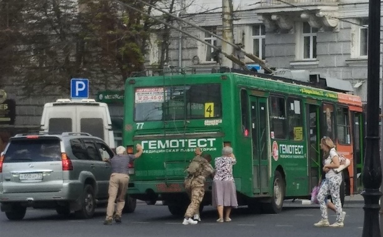 В центре Тулы пассажирам пришлось выталкивать троллейбус с перекрёстка 