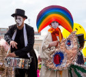 Полная афиша фестиваля «Театральный дворик»: клоунские трюки, чемпионат живых фигур и ночь театра