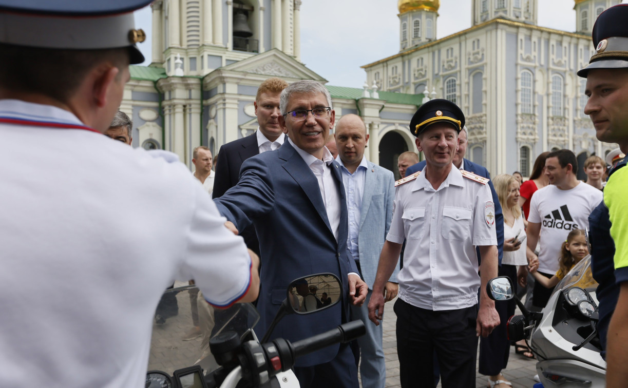 Во время прогулки по Казанской набережной Дмитрий Миляев получил подарок от туристов