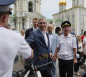 Во время прогулки по Казанской набережной Дмитрий Миляев получил подарок от туристов