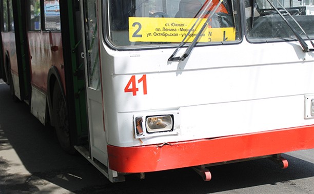 В Туле на проспекте Ленина троллейбус затолкал внедорожник в кусты