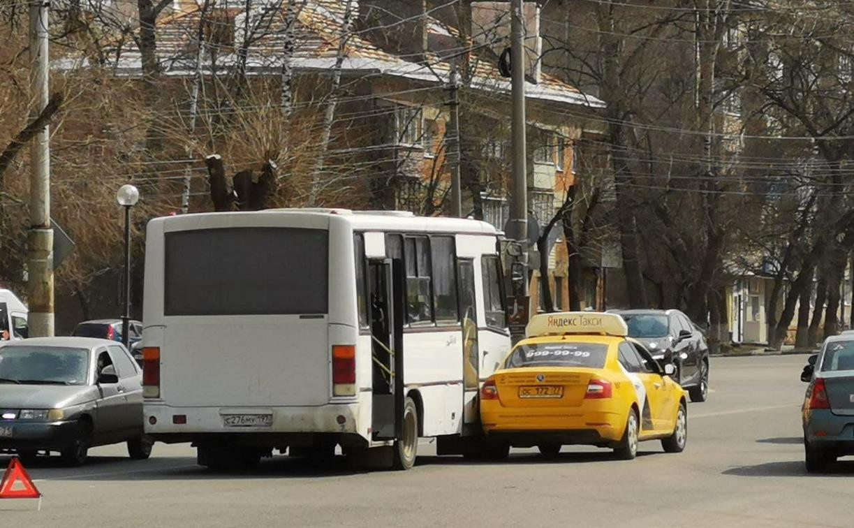 На улице Оборонной в Туле притерлись ПАЗ и такси 