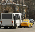 На улице Оборонной в Туле притерлись ПАЗ и такси 