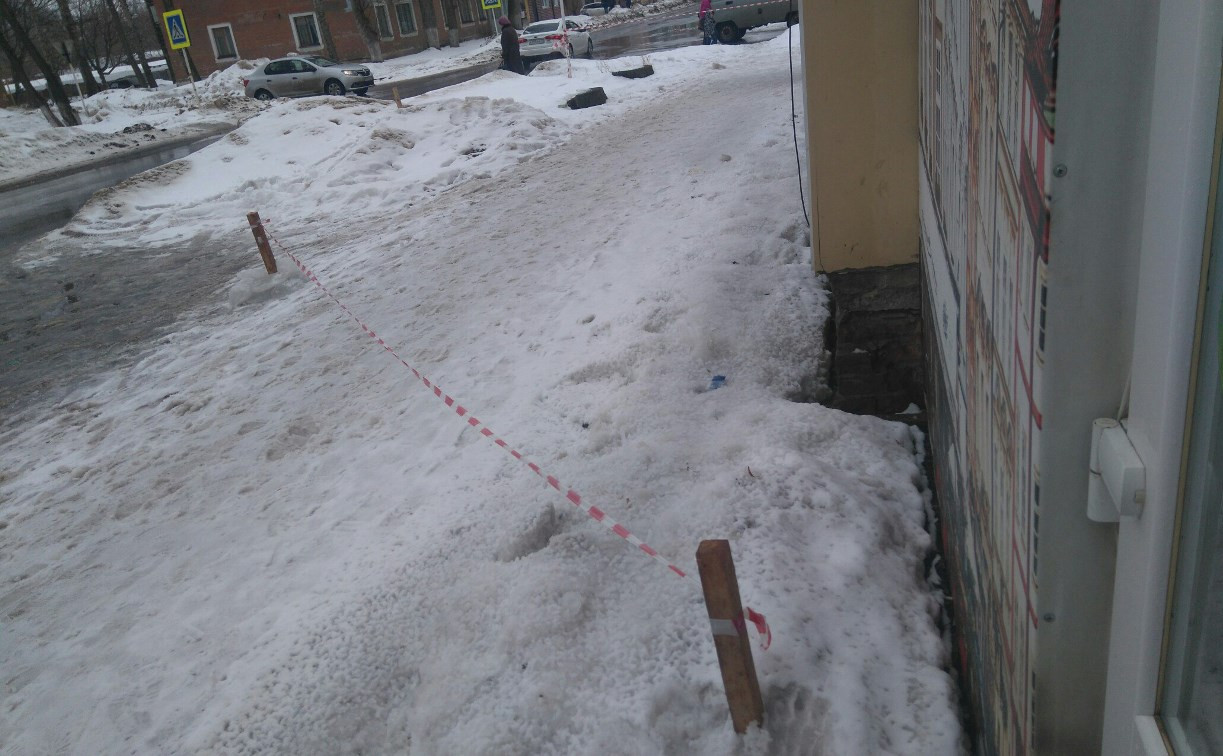 В Киреевске женщина пострадала из-за обрушения снега