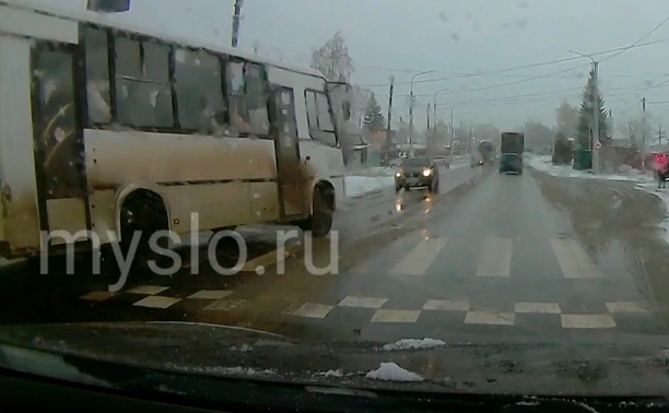 В Хрущево автобус на встречке едва не сбил трех пешеходов: видео