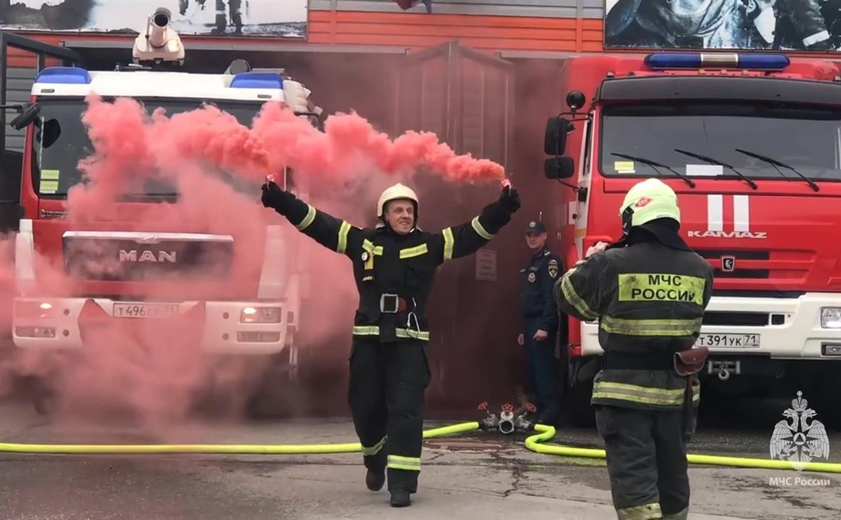 В Туле с «дымом и водой» проводили на пенсию пожарного: видео