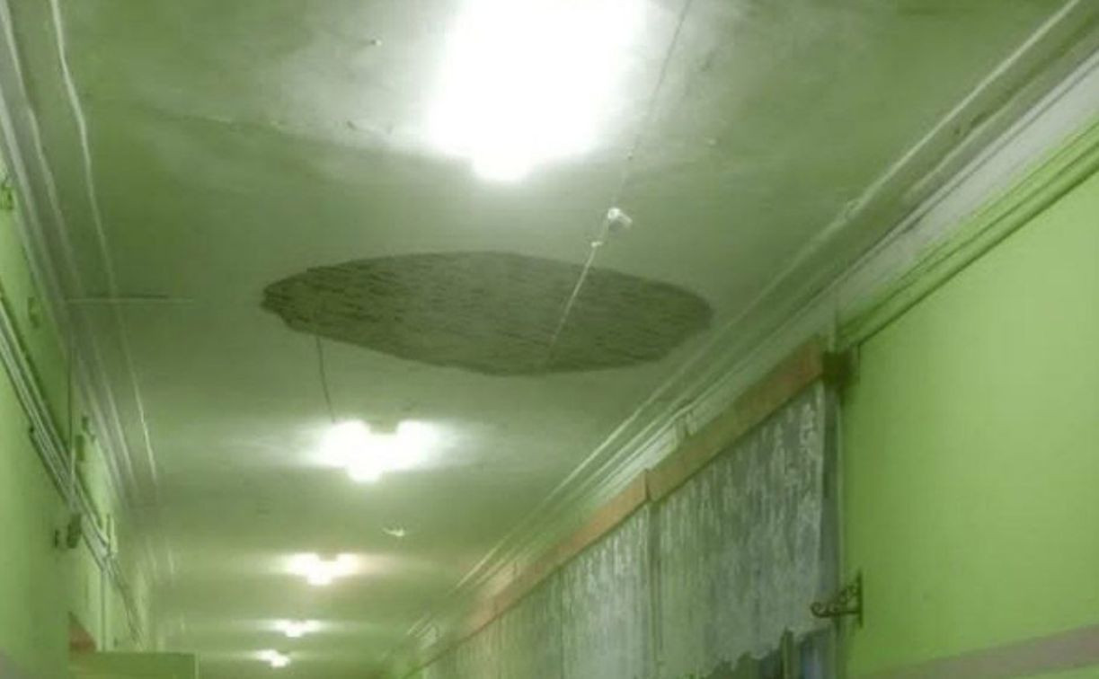 За выходные подрядчик устранит последствия обрушения потолка в школе на ул. Металлургов
