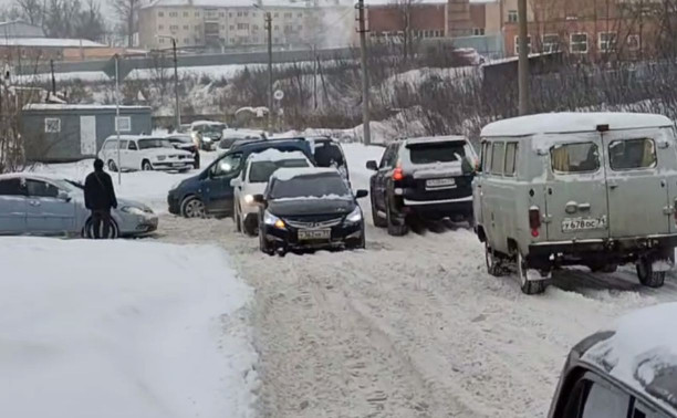 Из-за гололеда в Туле более 70 автомобилей оказались в ловушке между двумя подъемами