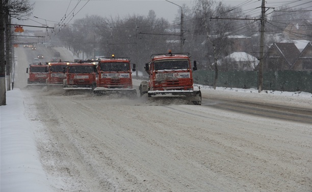Коммунальные предприятия Тулы убирают снег в круглосуточном режиме