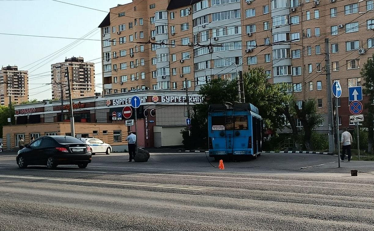 Троллейбус с оборвавшимися проводами спровоцировал пробку на Зеленстрое