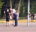 В Новомосковске мужчина наказал чужого ребенка, который плюнул на качели: видео