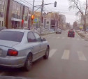 На ул. Демонстрации Hyundai Sonata лихо пролетел на красный