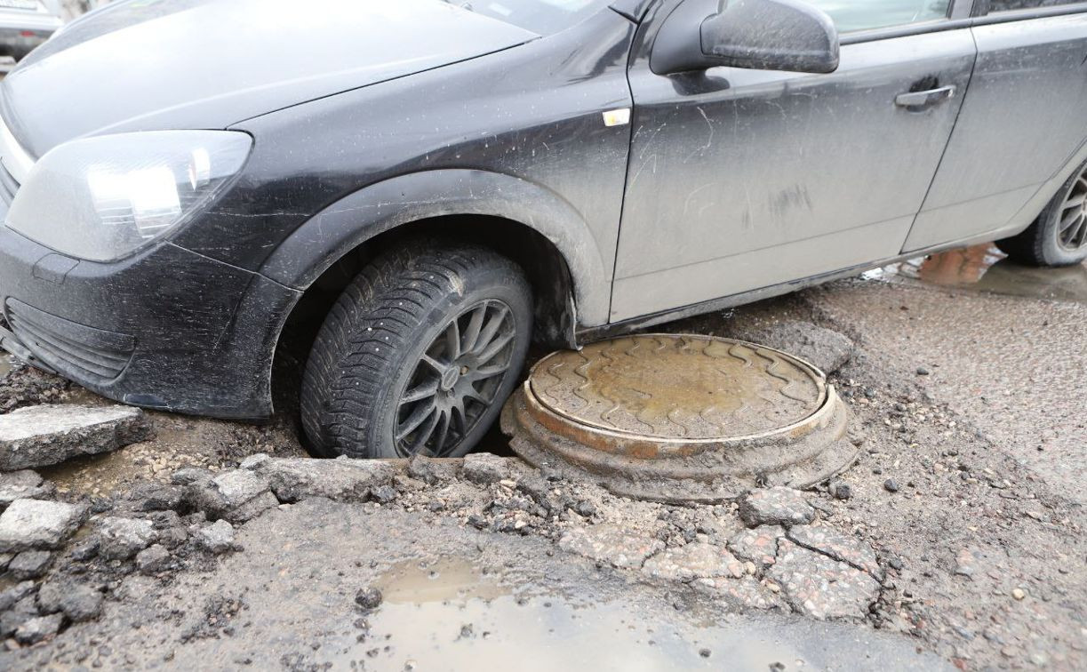 В Пролетарском районе Opel колесом провалился в дорожную яму