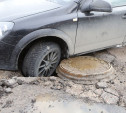 В Пролетарском районе Opel колесом провалился в дорожную яму