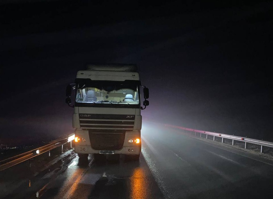 Сотрудники тульской ГАИ помогли на трассе замерзшему дальнобойщику