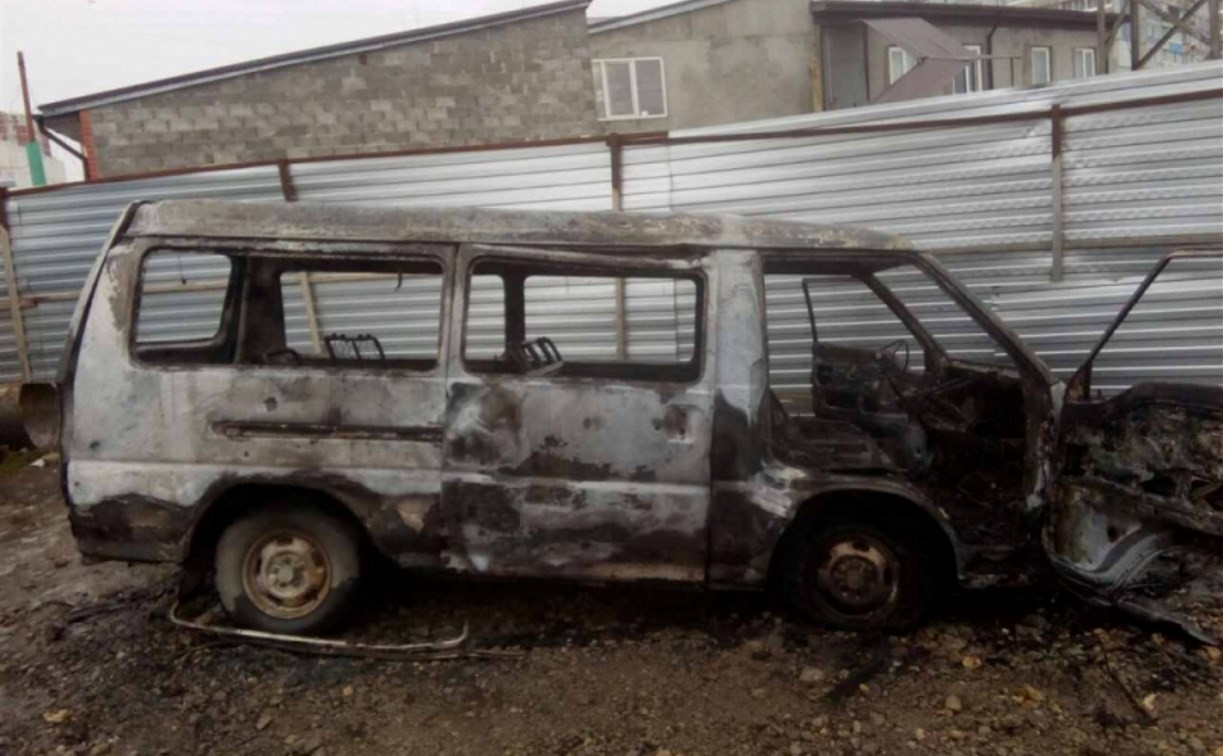 В Туле на улице Хворостухина сгорел микроавтобус