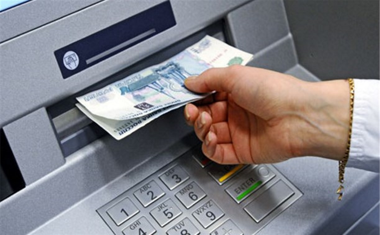 Сотрудница банка присвоила более 700 тысяч рублей с помощью поддельных кредиток