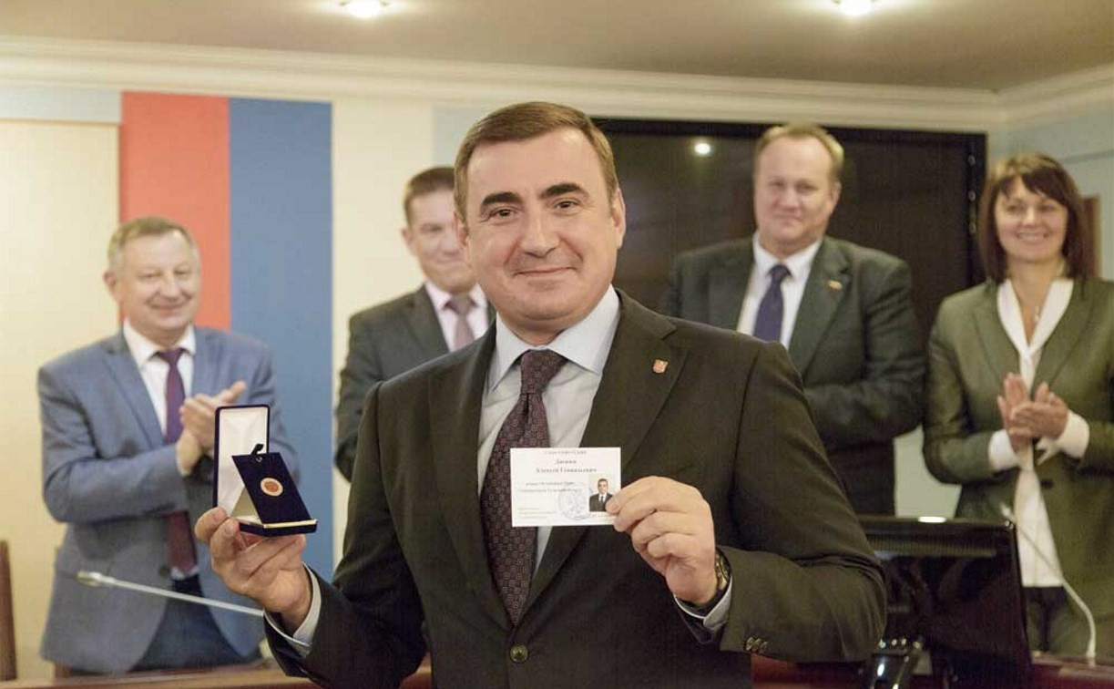 Алексей Дюмин получил знак и удостоверение губернатора Тульской области