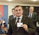 Алексей Дюмин получил знак и удостоверение губернатора Тульской области