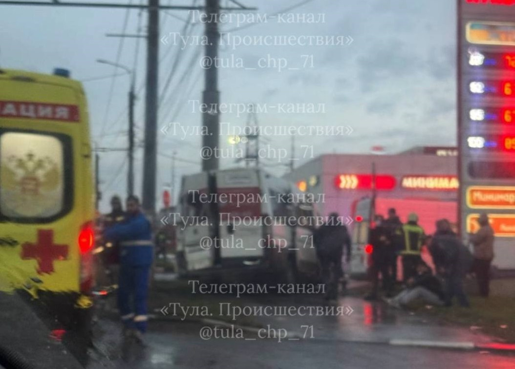 На Пролетарском мосту напротив «Макси» жестко столкнулись трамвай и две маршрутки