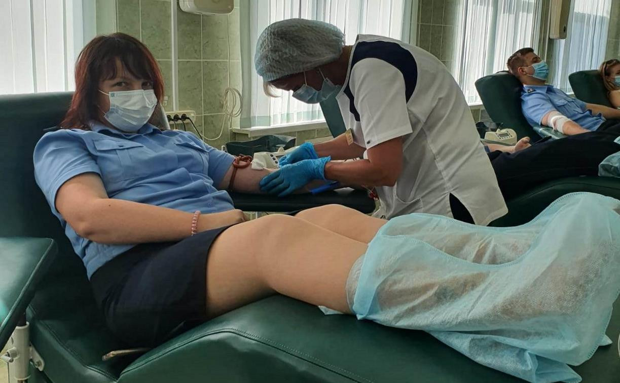 Тульские судебные приставы сдали кровь для пациентов больниц