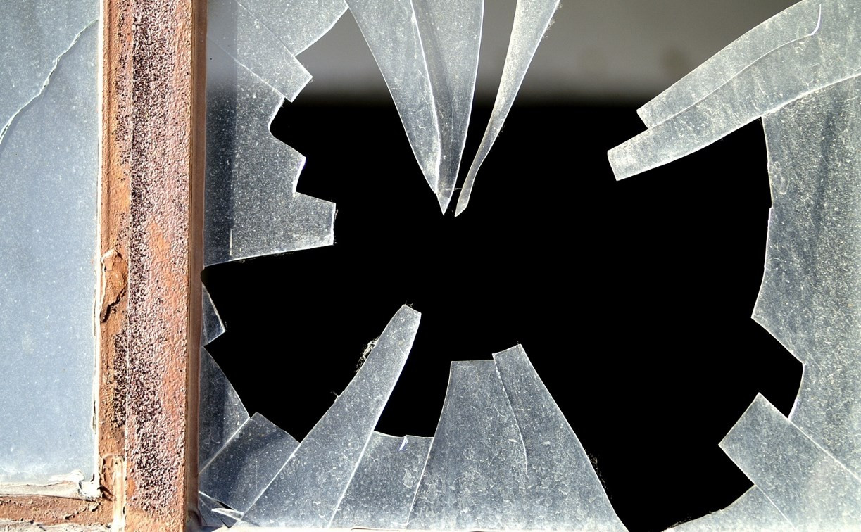 В Киреевском районе воры разбили окно и вынесли из квартиры посуду