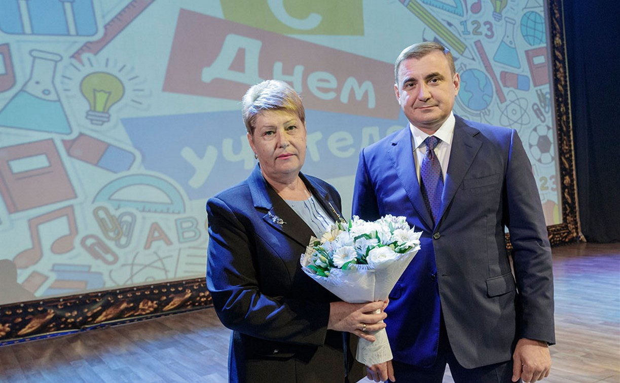 Алексей Дюмин поздравил тульских педагогов с профессиональным праздником