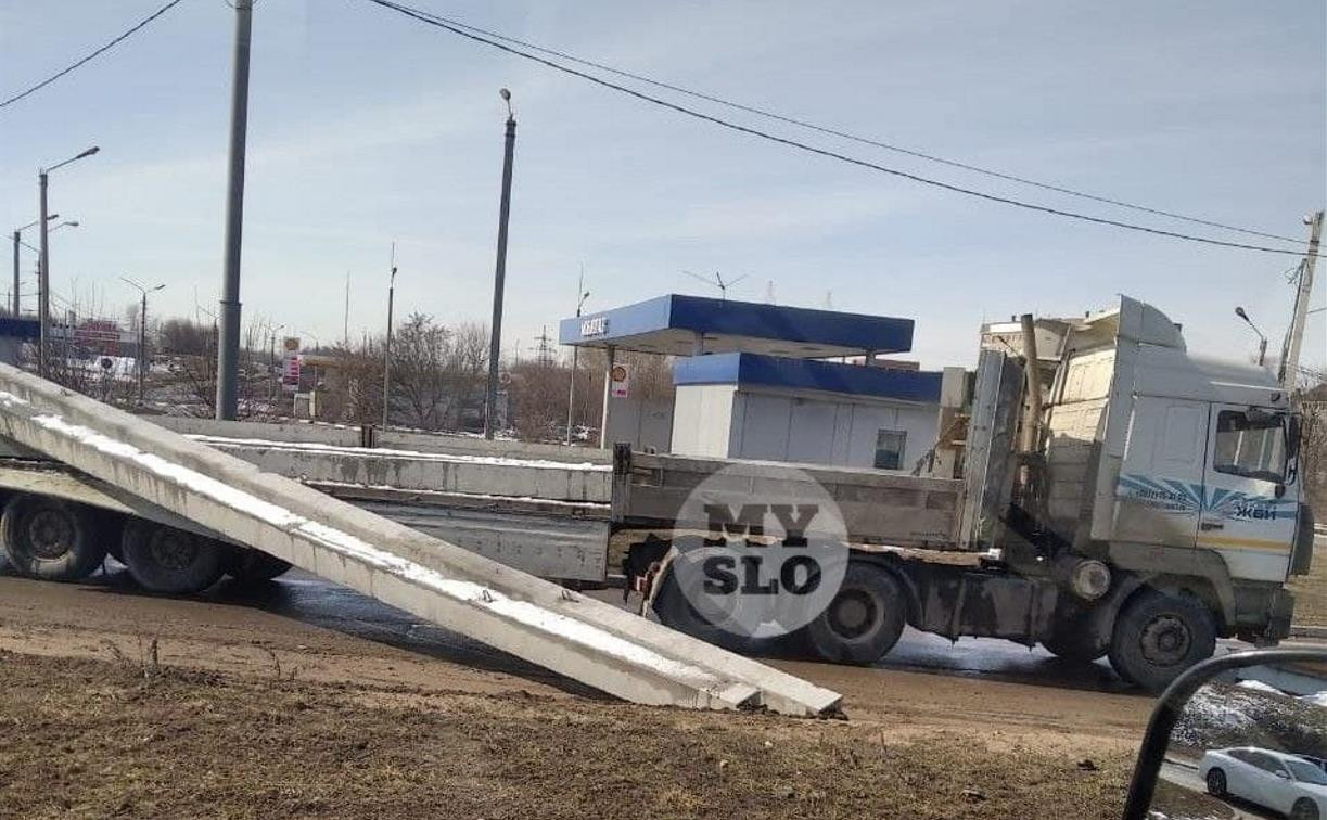 На ул. Рязанской с прицепа грузовика соскочили бетонные столбы