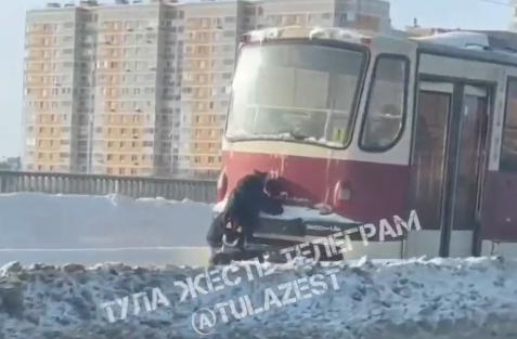 Туляки заметили юного «зацепера», катающегося на трамвае