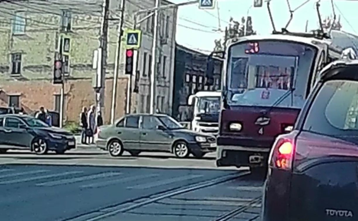 В Туле водителя трамвая оштрафовали за проезд на красный