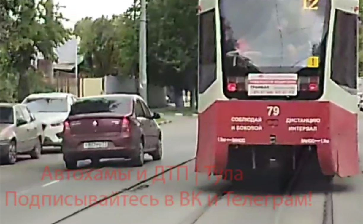Нетерпеливого водителя оштрафовали за обгон трамвая на ул. Николая Руднева