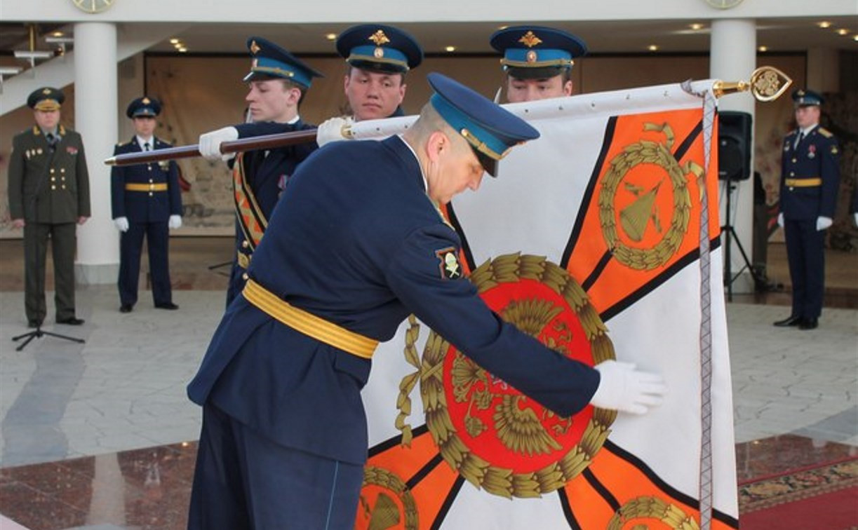 В музее оружия состоялась церемония крепления полотнища Боевого знамени к древку